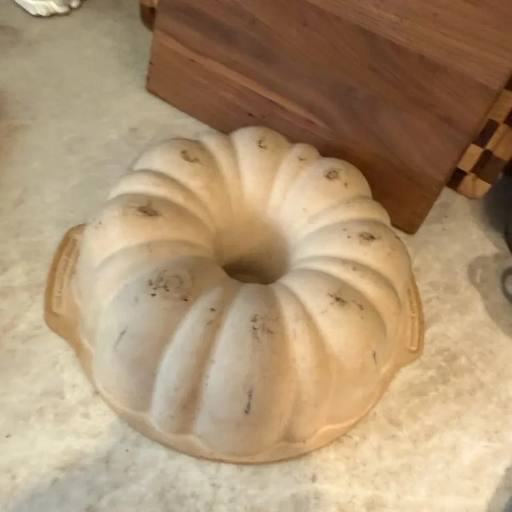 Pampered Chef Bundt stoneware